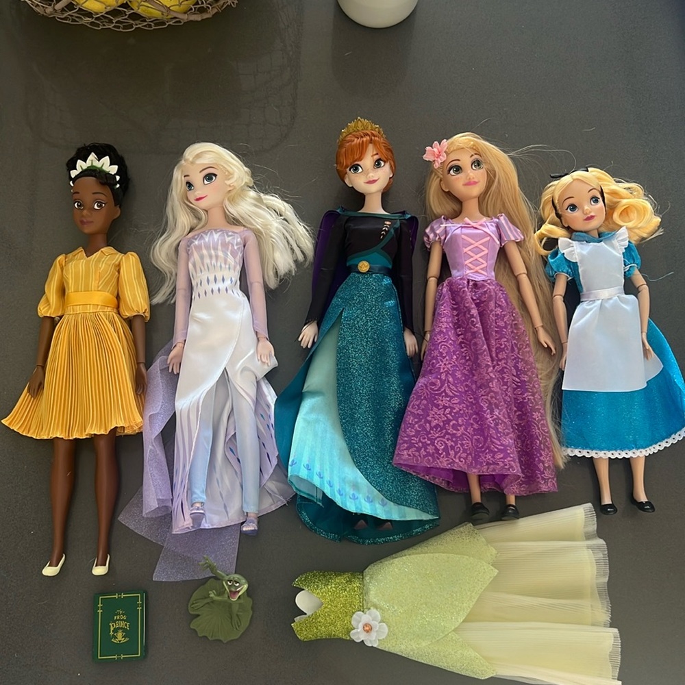 6 Gently played with Disney princess dolls from Disneyland.